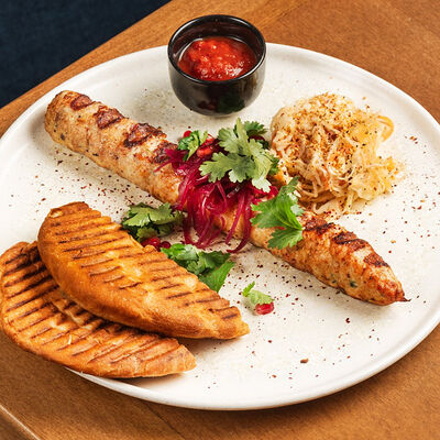 Люля-кебаб из курицы с зернами граната и азиатским коул слоу, с теплой лепешкой и домашней аджикой в Булгаков по цене 720 ₽