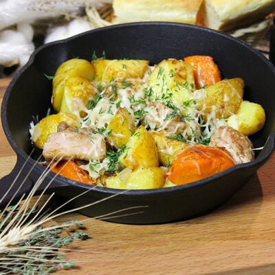 Мясная сковородка с курицей в Колизей по цене 650 ₽