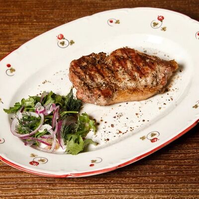 Свиная корейка в Гусь в яблоках по цене 1270 ₽