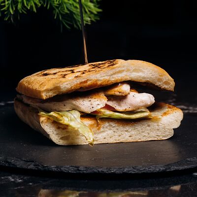 Сэндвич с куриной грудкой в Look lounge по цене 420 ₽