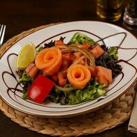Салат из семги со спелыми томатами, руколой и соусом сладкий чили в Серега Жарит
