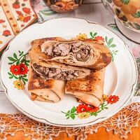 Блины с мясом, подаются со сметаной в Монастырский дворик