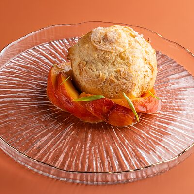 Профитроль, ванильный крем, хурма, эстрагон, амаретто в Винология по цене 550 ₽