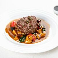 Филе-миньон с перечным соусом и белыми грибами в Gallery to go