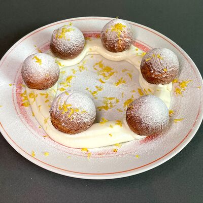 Пончики из рикотты с кремом лимончелло в Amici Бар по цене 350 ₽