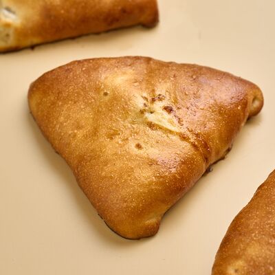 Пирожок с мясом в Добрый лепщик по цене 100 ₽