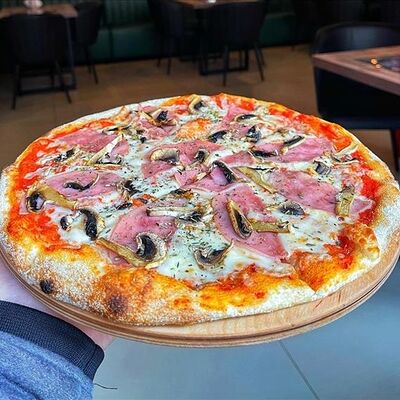 Пицца Ветчина и грибы в Гастропаб Ёж по цене 900 ₽