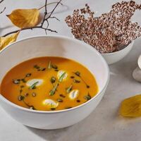 Тыквенный суп с творожным сыром и чипсами из льна в Море на Патриках