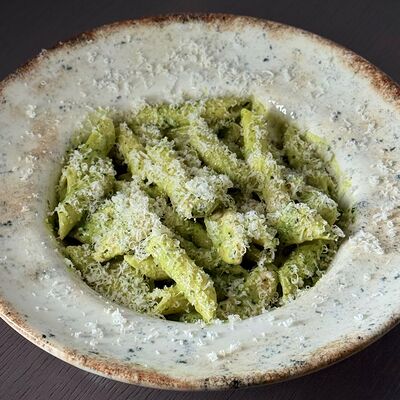 Пенне в соусе песто с курицей и крем-фреш в Три Б по цене 600 ₽