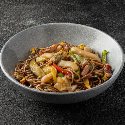 Гречневая лапша с морским коктейлем в Роллофф по цене 499 ₽