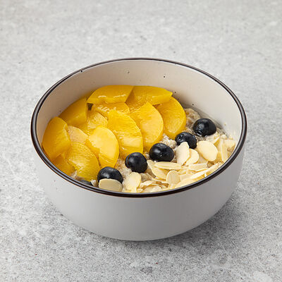 Овсяная каша с голубикой, персиком и миндальными лепестками в Vaffel Норвежские вафли, завтраки, кофе по цене 410 ₽