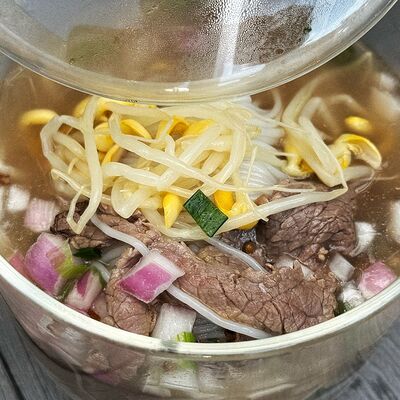 Азиатский суп с говядиной в кастрюльке в В завязке по цене 650 ₽