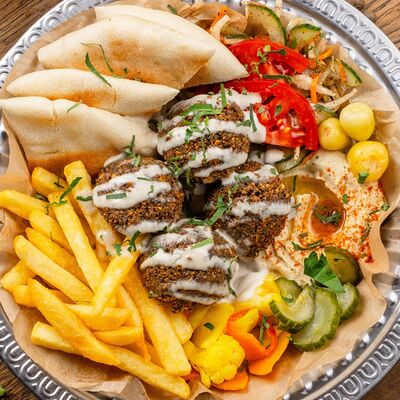 Фалафель на тарелке vegan в Бабагануш по цене 520 ₽