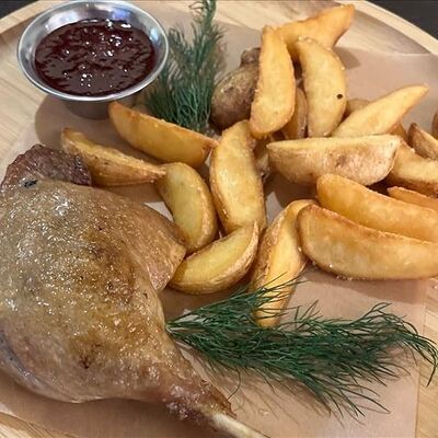 Утиная ножка с брусничным соусом и картофельными дольками в Генрих и Генриетта по цене 490 ₽