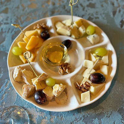 Сырное плато в Luxury по цене 1100 ₽