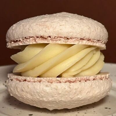 Макарон кокос-малина в Biscuit House по цене 450 ₽