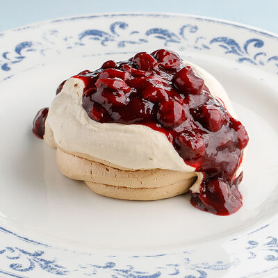 Безе с вареной сгущенкой и вишней в Терраса по цене 1190 ₽