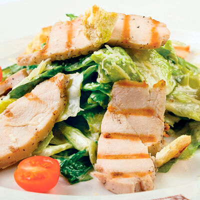 Салат Цезарь с курицей в Колбасофф по цене 730 ₽