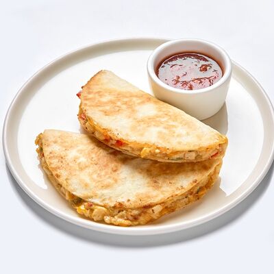 Кесадилья с курицей в Punch & Judy по цене 620 ₽