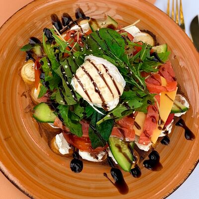 Гонконгская вафля с лососем и яйцом пашотв Wow Tortik по цене 780 ₽