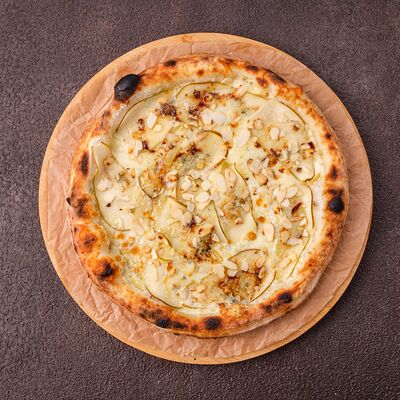 Пицца Груша-горгонзола в Cosmo пицца пучча по цене 1517 ₽