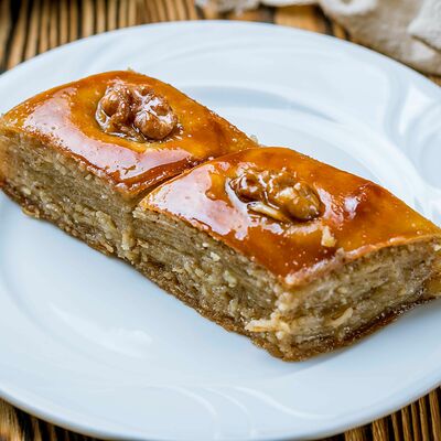 Бакинская пахлава с грецкими орехами в Seckin Baklava по цене 140 ₽