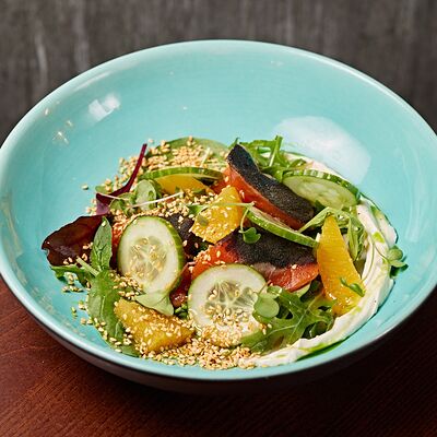 Салат с лососем и апельсином в имбирной заправке в Chester по цене 760 ₽