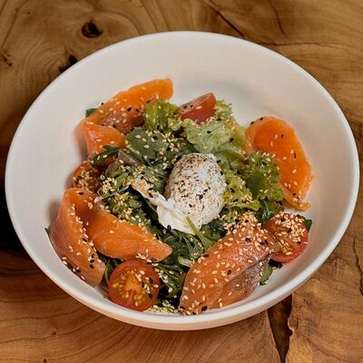 Салат с лососем в Pandora по цене 860 ₽