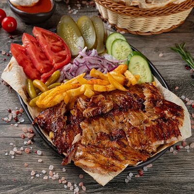 Шаурма с курицей на тарелке с картофелем фри в Istanbul StreetFood по цене 730 ₽