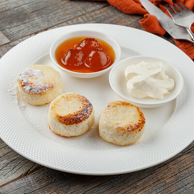 Сырники со сметаной и инжирным вареньем в Трапезная по цене 450 ₽