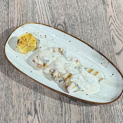 Кальмары командорские на гриле, фаршированные овощами в Сквер по цене 640 ₽