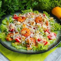 Салат Цезарь с креветками в Mr. Gyross
