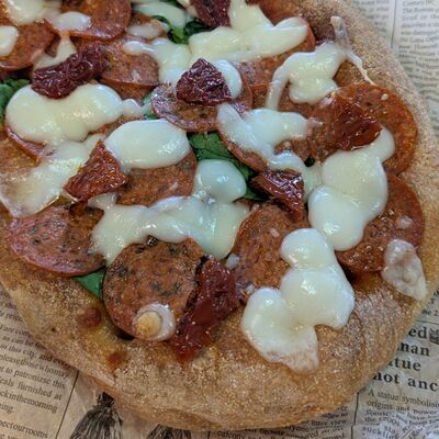 Пепперони с вялеными томатамив Сметанин Пицца по цене 799 ₽