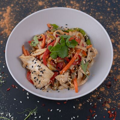 Вок с пшеничной лапшой и курицей в Oji по цене 490 ₽