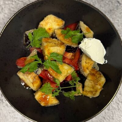 Теплый салат с баклажаномв Гастропапы по цене 790 ₽