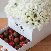 Шкатулка с клубникой в шоколаде и хризантемой №4 в SOK - клубника в шоколаде
