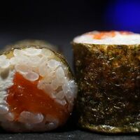 Ролл с копченым лососем и сыром в Turbo Rolls