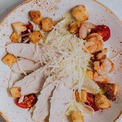 Цезарь с курицей в Любимое по цене 490 ₽