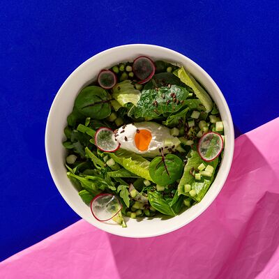 Салат фитнес с соусом дзадзики и семенами льна в Yeti по цене 390 ₽