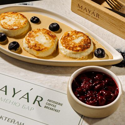 Сырники с крем-брюле и вишневым компоте в MAYAR по цене 640 ₽