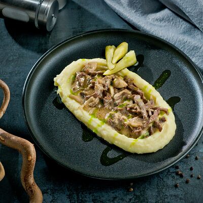 Бефстроганов с картофельным пюре в Белый Аист по цене 710 ₽