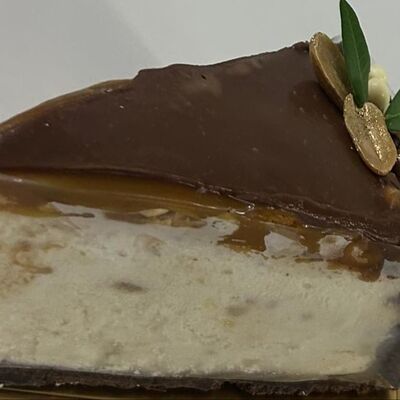 Чизкейк Сникерсв Кафе на Филатова по цене 360 ₽