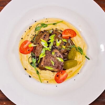 Щечки говяжьи томленые в Бани Алексеева по цене 990 ₽