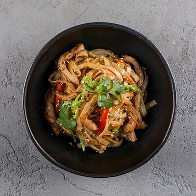 Лапша с куриным филе в азиатском стиле в Meat bar по цене 310 ₽