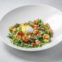 Теплый салат с руколой, авокадо, пармезаном, лососем и яйцом пашот в Anvil Cafe