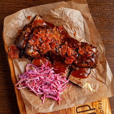 Говяжьи ребра с барбекю глазурью из колбасок пепперони в Ребра по цене 1320 ₽