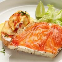 Тост с лососем в Camon Cafe