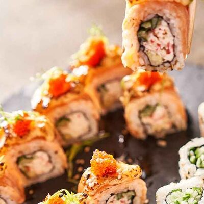 Запеченный ролл с лососем в Food market skolkovo по цене 850 ₽