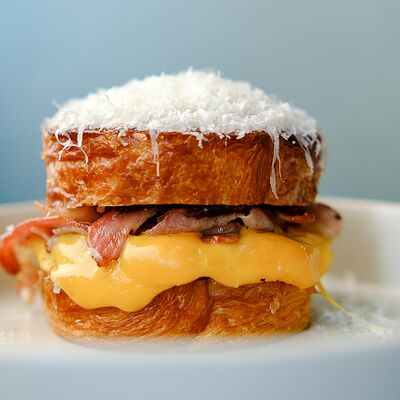 Круассан с говяжьей котлетой и беконом в Пена Дней по цене 33 р.