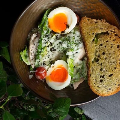 Цезарь с индейкой в Юность по цене 730 ₽